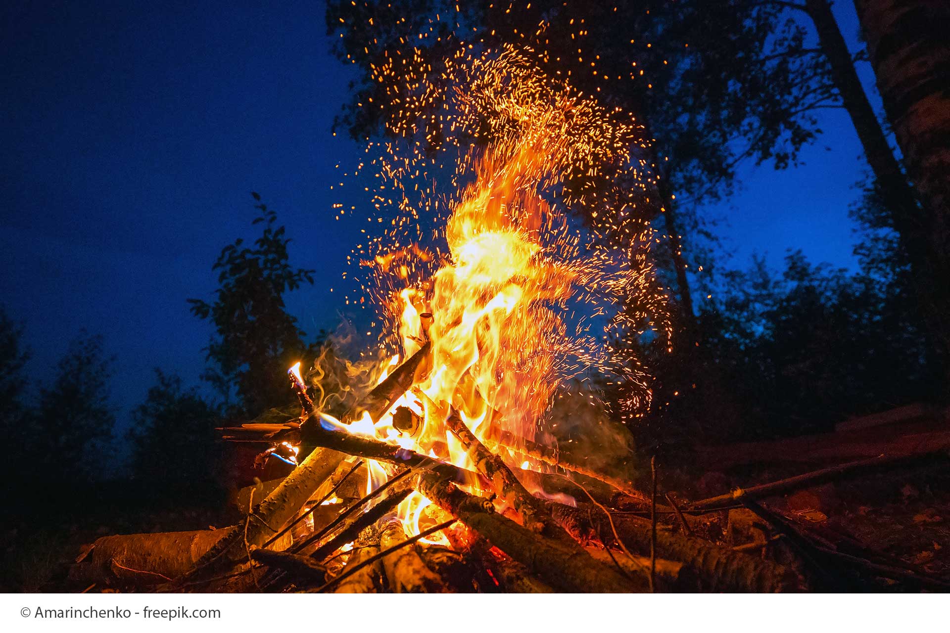 Osterfeuer auf dem Dimberg bei Frielingsdorf 3 Lagerfeuer Osterfeuer by Amarinchenko 3483222 Freepik 1